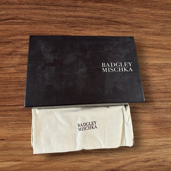 Women’s BADGLEY MISCHKA Silver T-Strap Yadira Wedge Leather Sandals, SZ. 6. - Picture 10 of 13